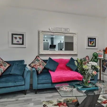 1 Bed House - Sleeps 2 - Parking - Wifi *