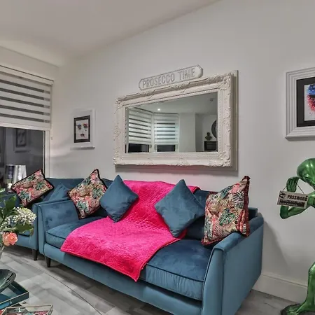 1 Bed House - Sleeps 2 - Parking - Wifi 펜션 *