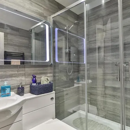 1 Bed House - Sleeps 2 - Parking - Wifi