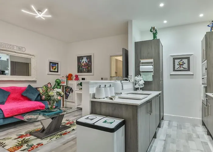 1 Bed House - Sleeps 2 - Parking - Wifi Scarborough