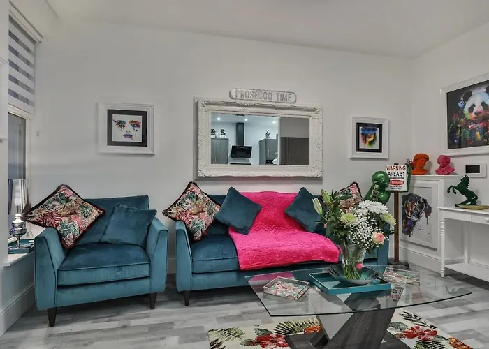 1 Bed House - Sleeps 2 - Parking - Wifi *