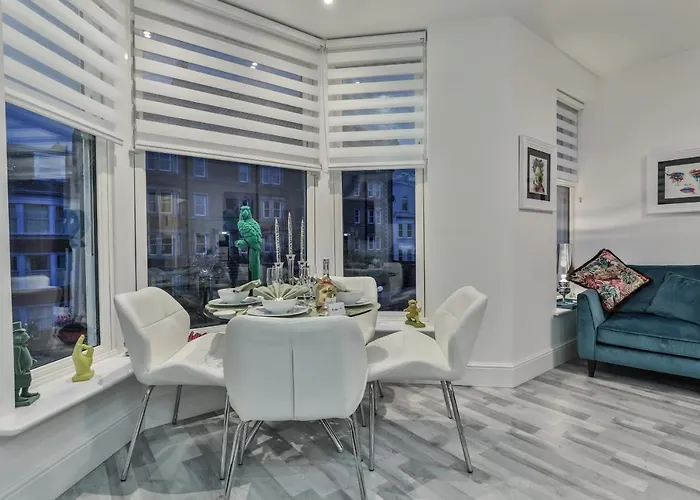 1 Bed Flat - Sleeps 2 - Parking - Wifi *