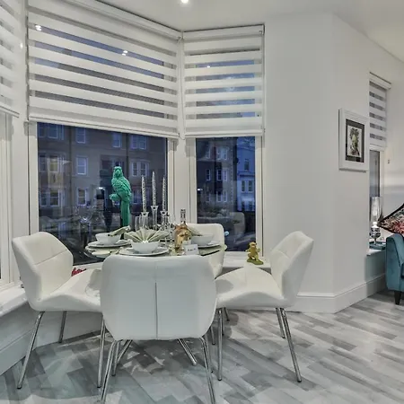 1 Bed House - Sleeps 2 - Parking - Wifi *